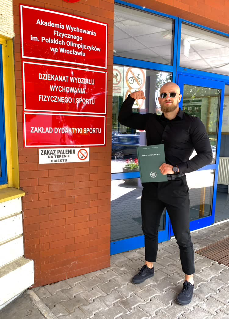 Bartosz Wojciechowski z pracą licencjacką przed Akademią Wychowania Fizycznego we Wrocławiu